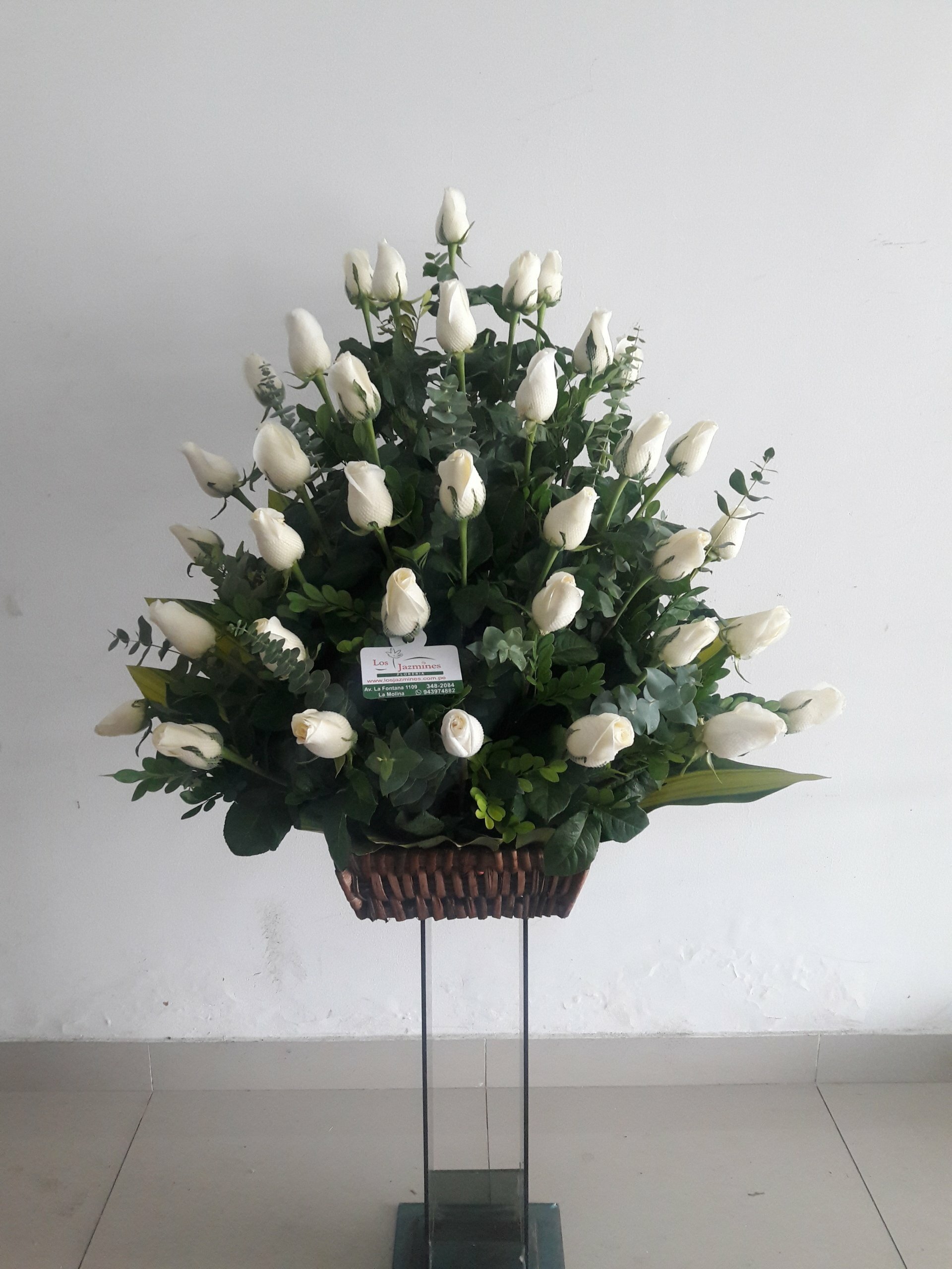 Details 300 arreglos florales con rosas blancas