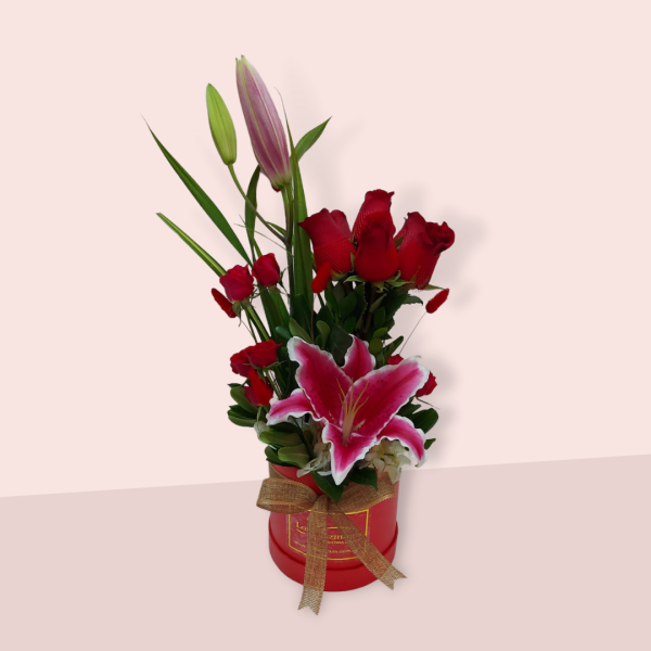 Arreglo floral con 6 rosas lilium y complemento