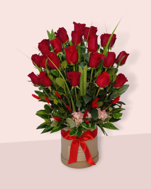 Arreglo floral con 24 rosas rojas más follaje en box circular