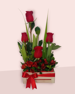 Arreglo floral con 4 rosas rojas en cajita de madera