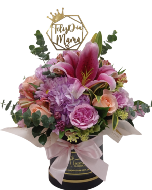 Arreglo floral con hortensias, margaritas, rosas y lilium  Topper de Feliz Día Mamá Altura del box 15cm Altura total con las flores 30cm *la imagen es referencial