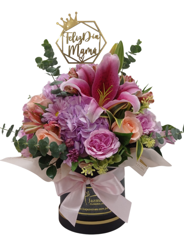 Arreglo floral con hortensias, margaritas, rosas y lilium  Topper de Feliz Día Mamá Altura del box 15cm Altura total con las flores 30cm *la imagen es referencial