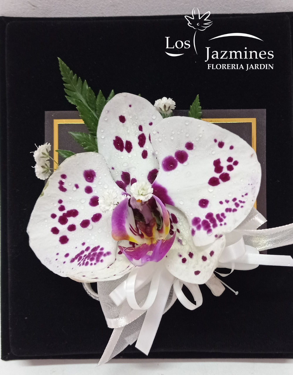 corsage orquidea con puntos morados